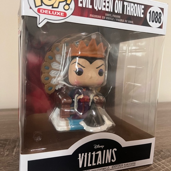 Funko Pop! Deluxe Evil Queen on Throne - Picture 2 of 4